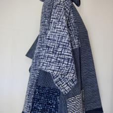 Four different patterns are arranged in a patchwork style. Both the front and back can be arranged in a variety of ways.?This yukata fabric is dyed using the Chusen dyeing technique.