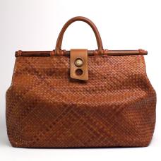 This purse was handwoven from individually handcut  edge-thinned and edge-dyed 1/4 inch water buffalo calfskin leather strips the traditional way for a seamless finish. Provided with leather lining that is fused and laminated to the woven part  cocobolo dowels and water buffalo horn button.