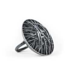 metal ring with criss-crossed metal bands forming a stone like shape